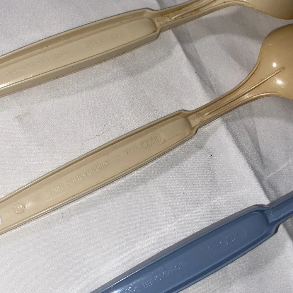 VTG Ekco‎ Set of 3 Serving Utensils Slotted, Solid & Pasta Spoons Almond/ blue